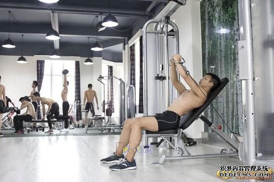 长腿、翘臀的完美身材美女哪里多集中？除了春熙路，可能也就是四川西南航空职业学院健身房了。近日，该校一组美女健身房性感照片走红网络，时尚炫酷高大上的健身房加长腿翘臀完美身材的俏空姐，让网友观后直呼：“看美女不用去春熙路被暴晒了，到西航健身房吹着空调撩师妹去。”