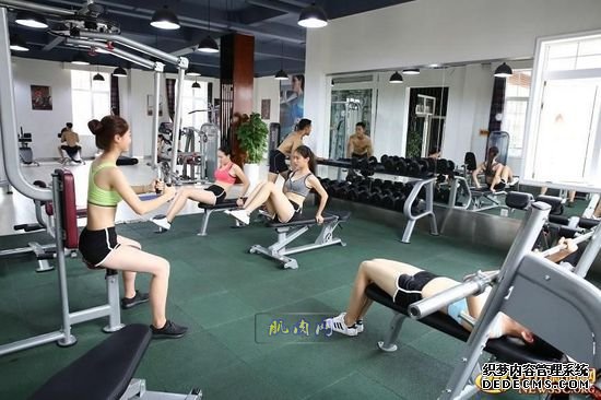 长腿、翘臀的完美身材美女哪里多集中？除了春熙路，可能也就是四川西南航空职业学院健身房了。近日，该校一组美女健身房性感照片走红网络，时尚炫酷高大上的健身房加长腿翘臀完美身材的俏空姐，让网友观后直呼：“看美女不用去春熙路被暴晒了，到西航健身房吹着空调撩师妹去。”