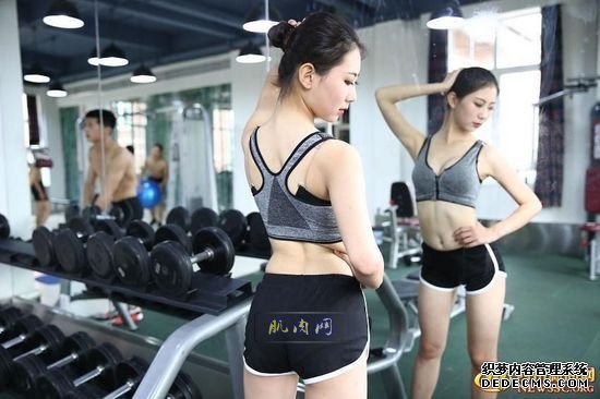 长腿、翘臀的完美身材美女哪里多集中？除了春熙路，可能也就是四川西南航空职业学院健身房了。近日，该校一组美女健身房性感照片走红网络，时尚炫酷高大上的健身房加长腿翘臀完美身材的俏空姐，让网友观后直呼：“看美女不用去春熙路被暴晒了，到西航健身房吹着空调撩师妹去。”
