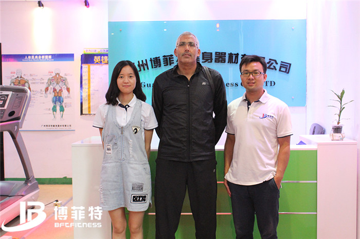 摩洛哥客户来好色先生黄色视频TV购买健身房器材,产品囊括有氧系列的跑步机,动感单车,健身车