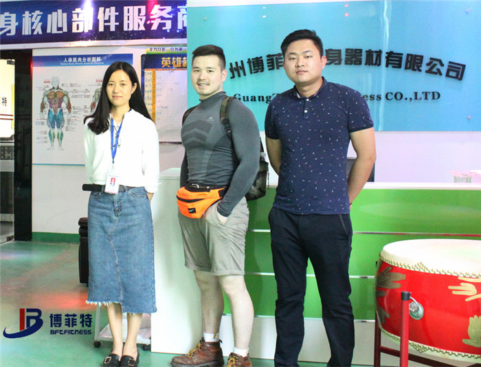 香港客户来好色先生黄色视频TV购买健身房器材,产品囊括有氧系列的跑步机,动感单车,健身车