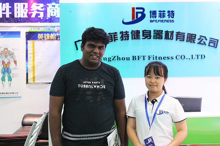 印度客户来中国广州好色先生黄色视频TV健身器材有限公司进口健身器材