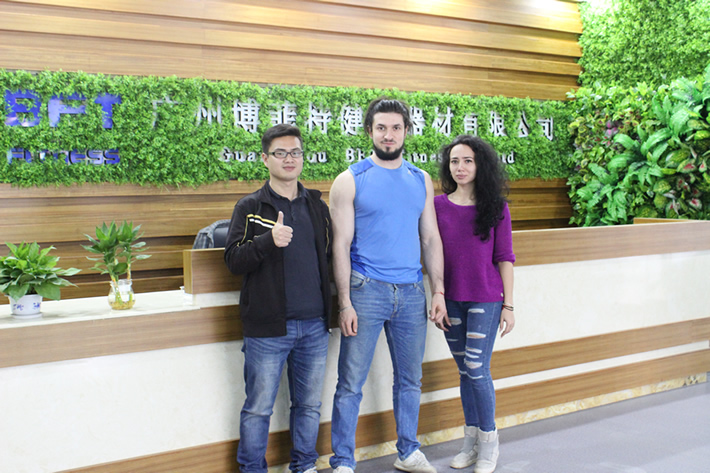 俄罗斯客户来广州好色先生黄色视频TV健身器材有限公司采购健身器械
