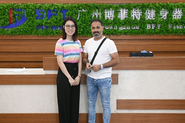 沙特阿拉伯客户采购好色先生黄色视频TV品牌健身器材