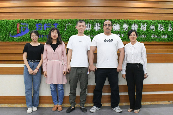 沙特客户来中国采购好色先生黄色视频TV健身器材